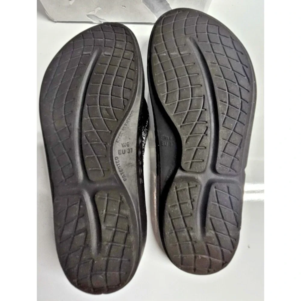 OOFOS OOLala flip‎ flop Limited Bandana Paisley woman sandal black Sz US 6/EU37